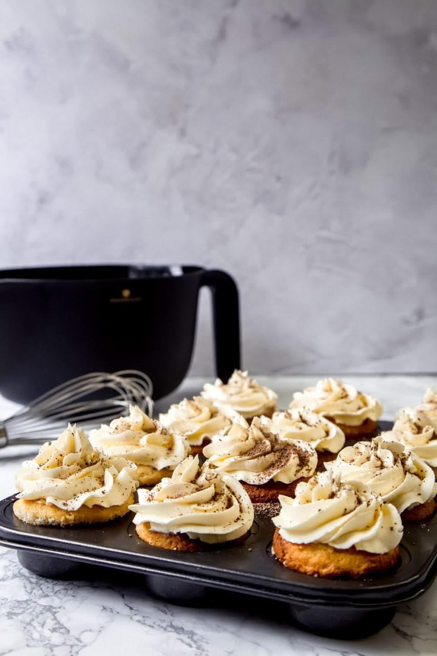 135780 KCMCHB7 Master Class Non-Stick Twelve Hole Deep Baking Pan 35x27cm Sleeved พิมพ์อบมัฟฟิน 12 หลุม จากอังกฤษ UK 135780 KCMCHB7 Master Class Non-Stick Twelve Hole Deep Baking Pan 35x27cm Sleeved พิมพ์อบมัฟฟิน 12 หลุม จากอังกฤษ UK