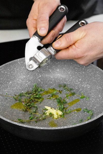 MCSGNWGP - MC GARLIC PRESS STAINLESS STEEL ที่บดกระเทียมสเตนเลสมาสเตอร์คลาส MCSGNWGP - MC GARLIC PRESS STAINLESS STEEL ที่บดกระเทียมสเตนเลสมาสเตอร์คลาส