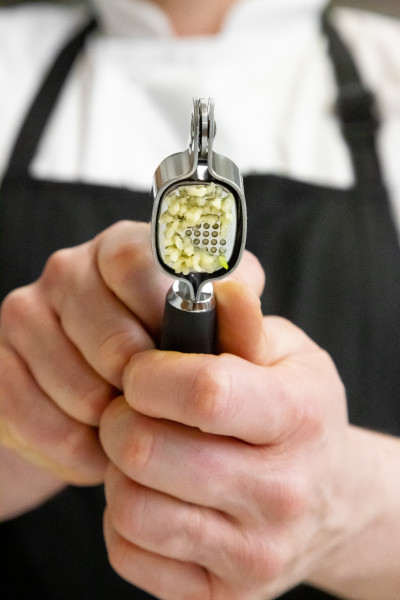 MCSGNWGP - MC GARLIC PRESS STAINLESS STEEL ที่บดกระเทียมสเตนเลสมาสเตอร์คลาส MCSGNWGP - MC GARLIC PRESS STAINLESS STEEL ที่บดกระเทียมสเตนเลสมาสเตอร์คลาส