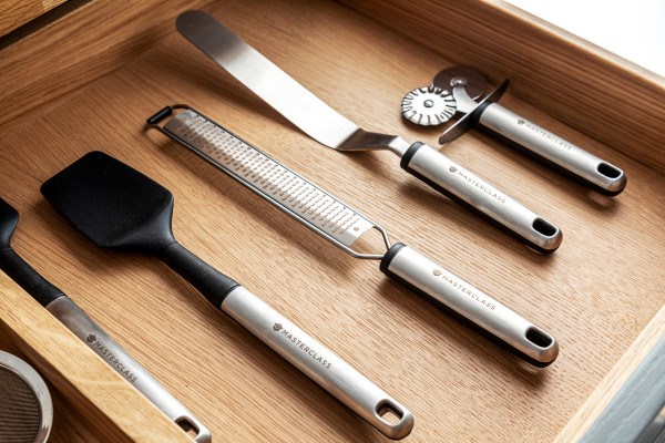 MCSSZEST - MC ZESTER GRATER SS SOFT GRIP GREY ที่ขูดผิวเลมอนสเตนเลสแบบมือจับเล็กมาสเตอร์คลาส MCSSZEST - MC ZESTER GRATER SS SOFT GRIP GREY ที่ขูดผิวเลมอนสเตนเลสแบบมือจับเล็กมาสเตอร์คลาส