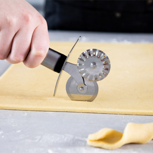 MCPWHEEL - MC PASTRY WHEEL SS SOFT GRIP GREY ลูกกลิ้งตัดแป้งโดว์มาสเตอร์คลาส MCPWHEEL - MC PASTRY WHEEL SS SOFT GRIP GREY ลูกกลิ้งตัดแป้งโดว์มาสเตอร์คลาส